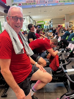 Mit unglaublichen 70 Jahren fährt Hans allen davon